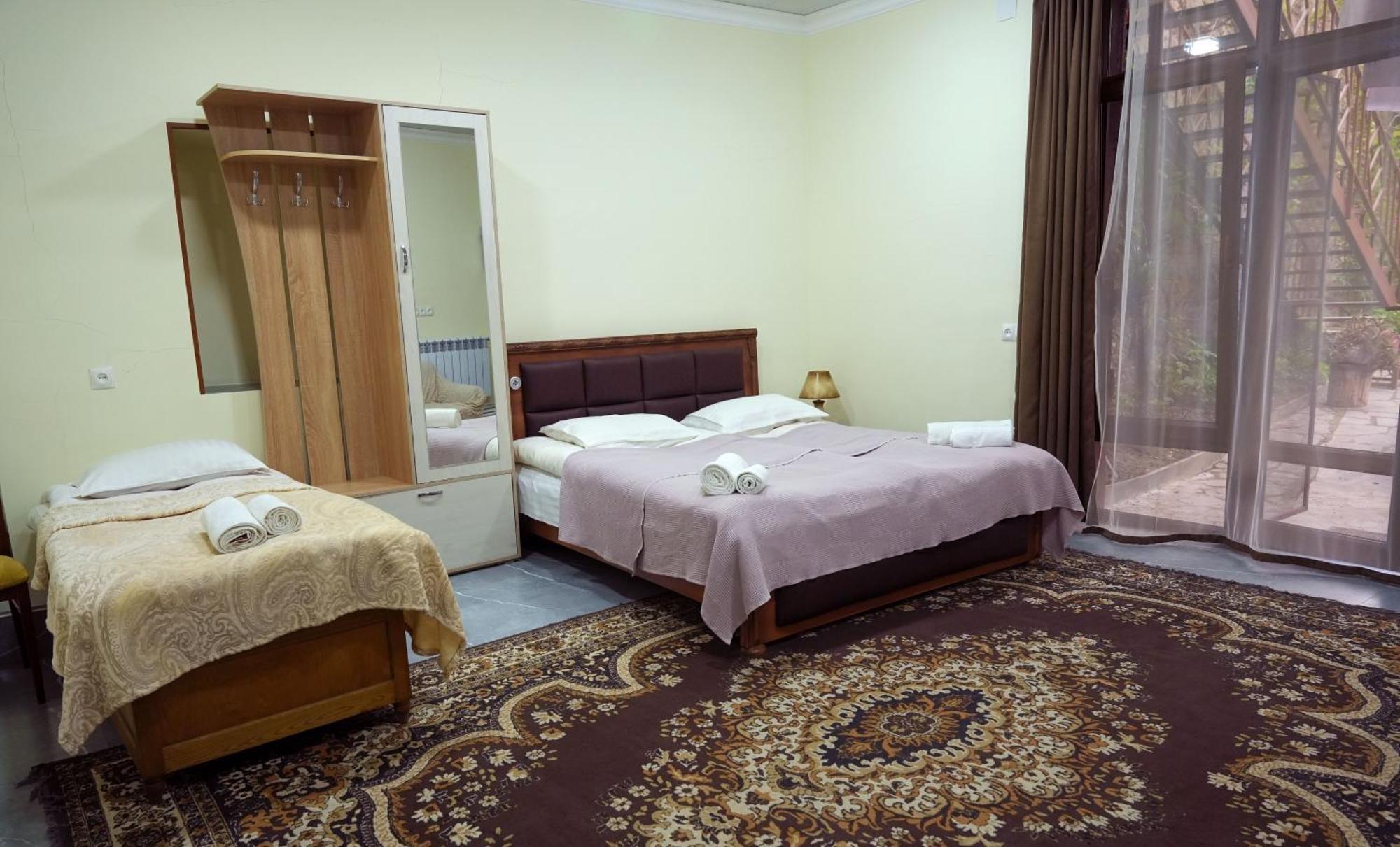 Iris In Debed Canyon Bed & Breakfast Alaverdi